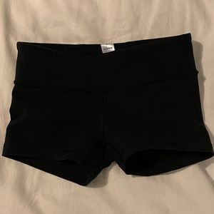 IVIVVA BOOTY SHORTS - BLACK